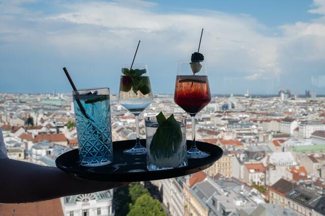 Im 360° Ocean Sky Restaurant &amp; Bar im Haus des Meeres steht Frühstück genauso wie Dinner und After-work-Drink auf der Speisekarte. | Foto: Lukas Arnold
