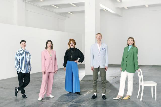 Das Team der Vienna Design Week 2021 (v.l.): Martina Weitgasser (Office- und Projektmanagement), Alexandra Brückner (Festivalzentrale, Urban Food und Design) , Laura Winkler (Programmpartner und Drucksorten), Direktor Gabriel Roland sowie sowie Hanna Facchinelli (Stadtarbeit und Social Media)