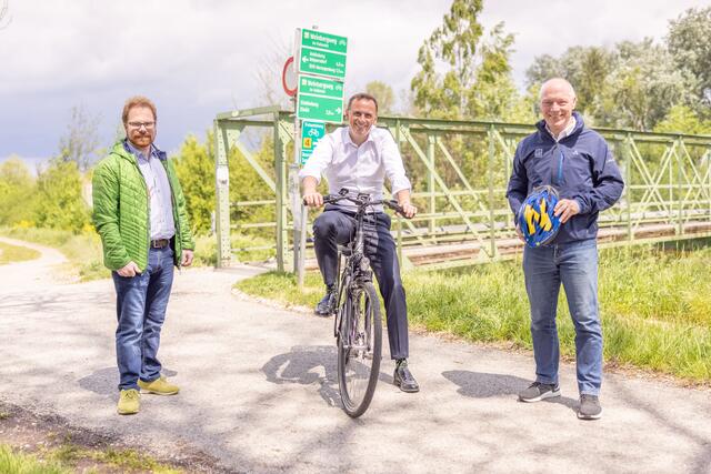 Christoph Artner, Wirtschaftslandesrat Jochen Danninger und ecoplus Geschäftsführer Helmut Miernicki freuen sich über die Verbesserungen. | Foto: Daniel Hinterramskogler