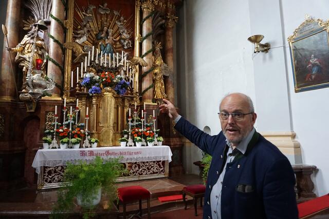 Historiker Michael Neureiter klärt über den Altar auf. | Foto: Thomas Fuchs