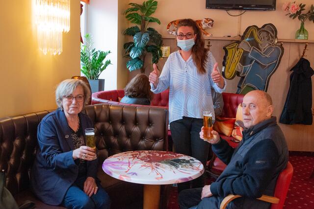 Gertraud Tauscher, Maria Matula und Günter Albrecht im Lokal. | Foto: er