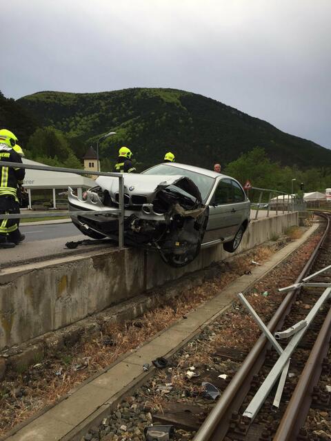 Die FF Oed musste den Verkehr auf der Bundesstraße und den Schienen anhalten, um das Auto zu bergen. | Foto: FF Oed