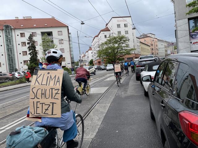 Der "Radausflug" führt von der Krottenbachstraße zur Grinzinger Straße, wo demnächst eine neue Unterführung für den Verkehr freigegeben wird. Auch dort fehlt laut den Veranstaltern ein Radweg. | Foto: Schmidt
