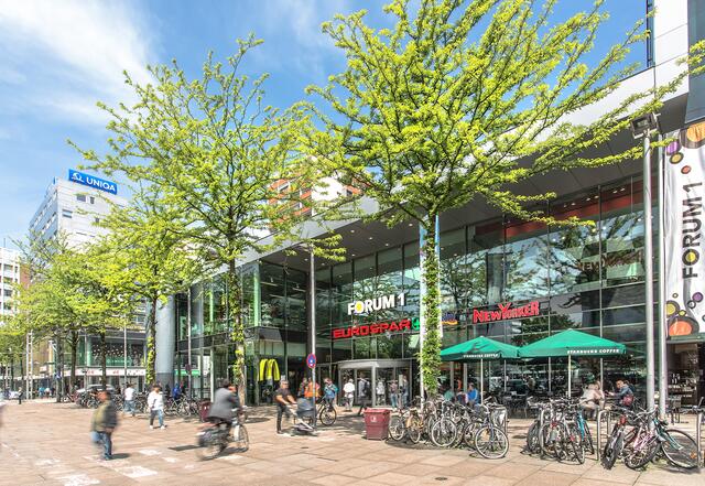 Das Forum 1 in Bahnhofsnähe wird von SES Spar European Shopping Centers gemanagt. SES zählt zur Spar Österreich Gruppe. Aktuell betreibt das Unternehmen SES 30 Shopping-Standorte in Zentral-, Süd- und Osteuropa.  | Foto: Forum 1
