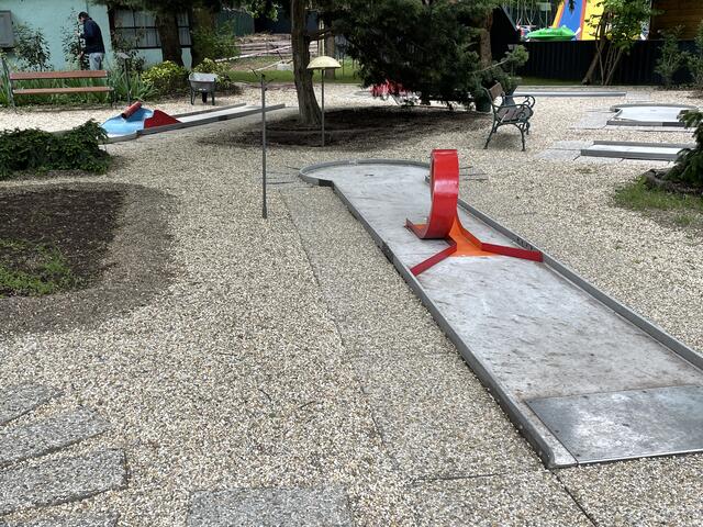 Mini-Golf: Die Schläger werden desinfiziert ausgegeben.