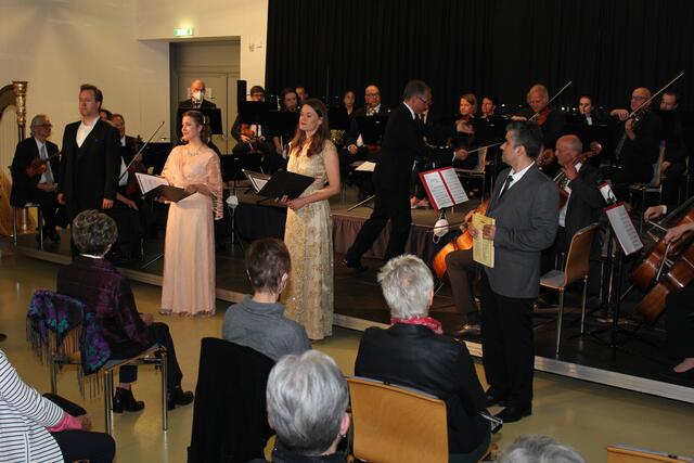 Das Sinfonische Orchester unter Dirigent Heinz Moser und die Solisten Thomas Essl, Angelika Niakan, Klaudia Tandl und Mahdi Niakan (v.li.).