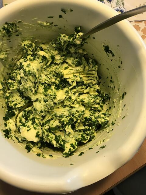 Bärlauch mit Butter vermischen...