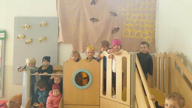 Selbst die Kinder in der Kinderkrippe des Kindergarten Draßburg-Baumgarten wissen bereits wo die Bienen wohnen. | Foto: Kiga Draßburg-Baumgarten
