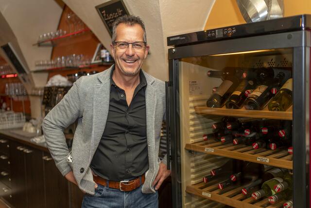 Endlich können wir unsere Gäste wieder begrüßen: Peter Mayer vom Stadt Café. | Foto: Klaus Pressberger