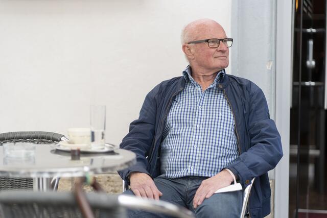 Gerd Krug als wetterfester Gast im Stadtcafé. | Foto: Klaus Pressberger