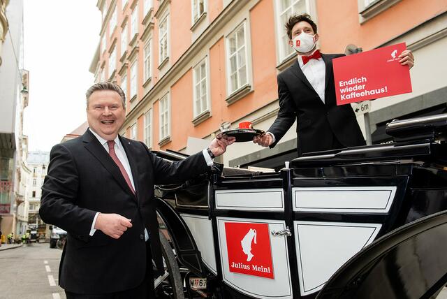 "Endlich wieder Kaffeehaus"  – unter diesem Motto stand der heutige Tag offenbar auch bei Bürgermeister Michael Ludwig (SPÖ). | Foto: Zsol Marton/Julius Meinl