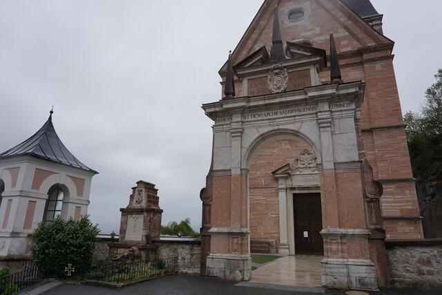 Der Triumphbogen vor der Kirche trägt das Wappen von Markus Sittikus.  | Foto: Thomas Fuchs