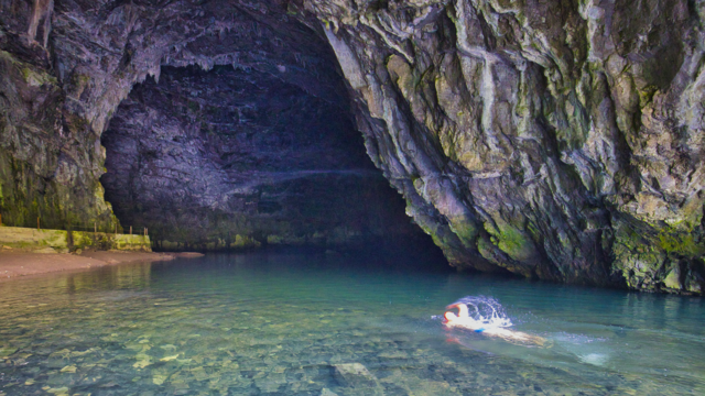 Für seinen neuen Guide zum Wildschwimmen schwamm Hansjörg Ransmayr unter anderem in die Planina Höhle.  | Foto: Hansjörg Ransmayr