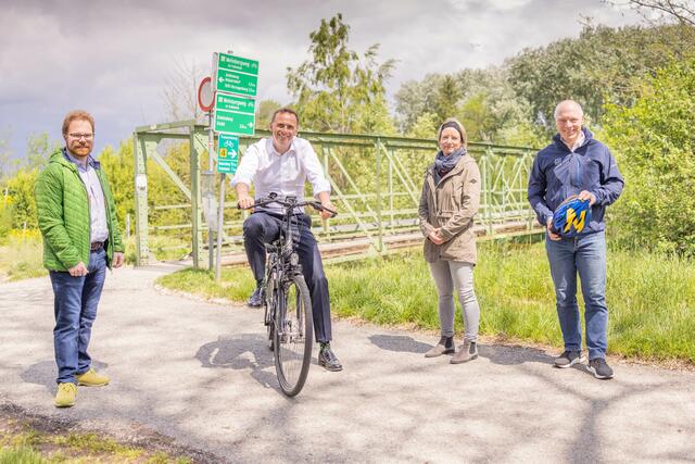 v.l. Bürgermeister Christoph Artner, Herzogenburg; Wirtschaftslandesrat Jochen Danninger; Daniela Trauninger, Stadträtin für Nachhaltigkeit und Mobilität, Herzogenburg; ecoplus Geschäftsführer Helmut Miernicki | Foto: Daniel Hinterramskogler