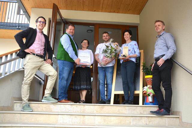 Herzliche Gratulation: Die Familien Radits und Konrath bei der Übergabe des WOCHE-Regionalitätspreises 2020 mit WOCHE Hartberg-Fürstenfeld-Geschäftsstellenleiter Alex Krausler (l.) und Kundenberater Reinhard Posch.