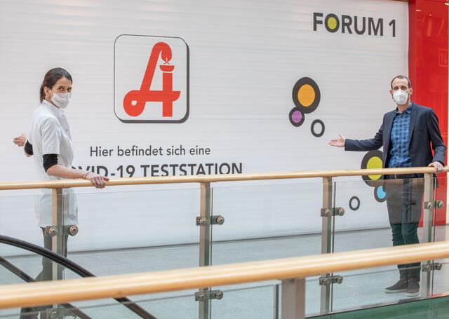Voraussetzung für den Gastro-Besuch sind die drei "G's": ein negativer Covid-19-Test, eine Genesung oder Impfung. Forum 1Center-Manager Kurt Müller (r.) freut sich über die Möglichkeit der Testung im Einkaufszentrum.  | Foto: Forum 1 