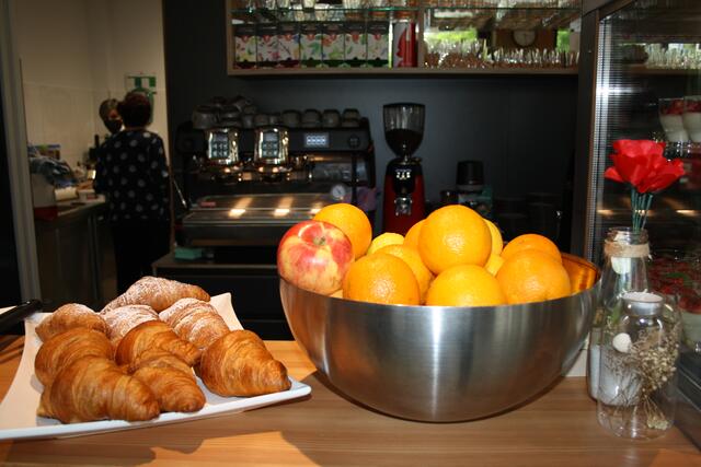 Zur Auswahl: Plundergebäck und frisches Obst | Foto: RMK