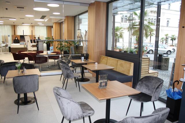 Ein Blick ins Stadtcafe. Im Hinterdund die Bank... | Foto: RMK