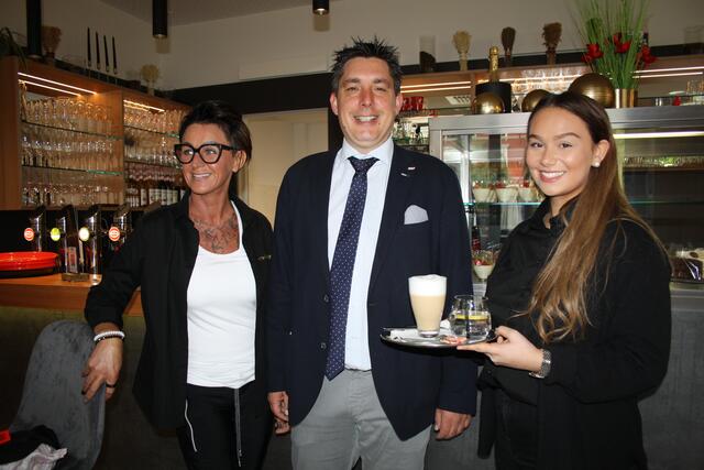 Janine Thaler serviert Stadtrat Christoph Staudacher (FPÖ) einen der ersten Meinl Elite Cafe.  | Foto: RMK