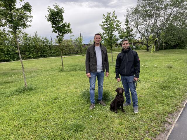 Gegenüber des Barbara-Prammer-Hofs wünschen sich André Berki und Bezirksrat Raphael Fasching (FPÖ) eine Hundezone. | Foto: Karl Pufler