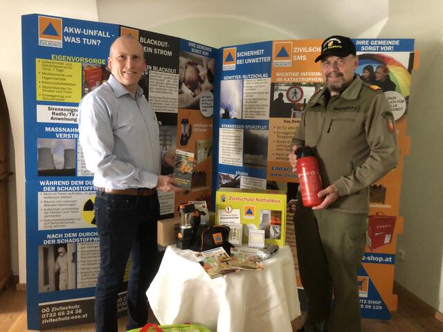 Der Zivilschutzverband Rohrbach präsentierte den neuen Infofolder mit Tipps, wie man Akkus richtig lagert, auflädt und mehr. Brände und Unfälle sollen so verhindert werden. | Foto: Zivilschutzverband Rohrbach