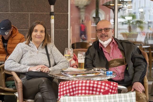 Gut geschützt unter dem Sonnenschirm: Susanne Baumann und Gerald Kassik bei einem Getränk. | Foto: Klaus Pressberger