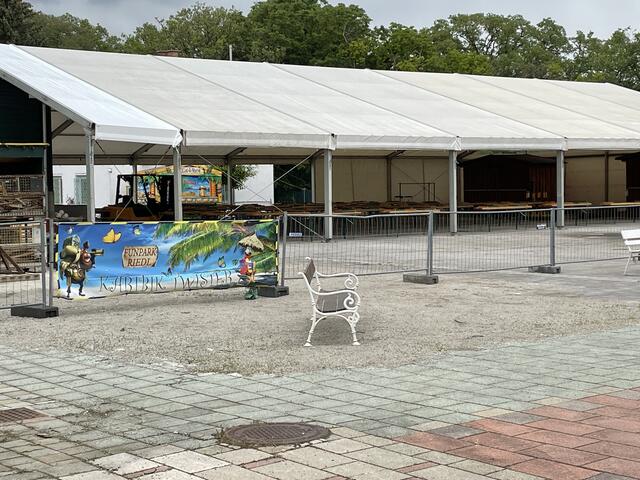 Neu im Funpark Riedl: Für Regentage gibt’s Speis, Trank und auch Musik unter dem Festzelt.