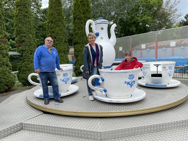 Franz Reinhardt, Claudia Buchta und ihre Tochter Helene testeten gleich die Teetassen von Alice im Wunderland. Ergebnis: "Einfach toll!"