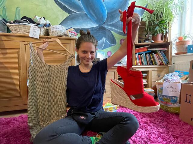 Laura Lobensommer im Kost-Nix-Laden in der Stadt Salzburg. Trotz eines Überangebots ändert sich die Ware schnell. | Foto: sm