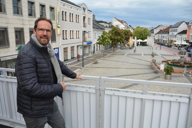 Markus Brandstetter "über" dem Hauptplatz von Amstetten, dessen Erscheinungsbild sich bald grundlegend ändern soll.