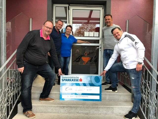 Rene Kogelbauer (vorne links) bedankte sich bei Agnes und Werner Auer sowie den Vertretern der Handball Altherren der San Marino Löwen. | Foto: KK