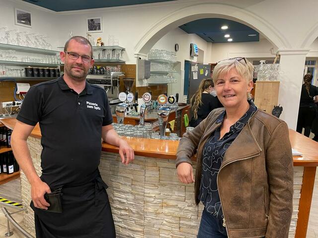 Seebensteins Bürgermeisterin Marion Wedl schaute am 19. Mai in der Pizzeria "Am Spitz" – hier mit Restaurantleiter Alberto Ramirez. "Ich habe alle Wirte in meinem Ort besucht", so die Ortschefin.  | Foto: privat