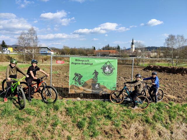 Die Nachwuchs-Biker im Oberen Mühlviertel können es kaum erwarten, bis der Bikepark fertig ist. Die ersten Erdlieferungen sind bereits da, die Detailplanungen laufen und auch ein Crowdfunding wurde erstellt.