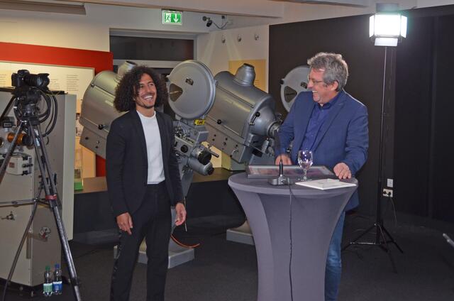 Peter Koch hieß Omar Khir Alanam mit einem Geschenk in Bruck willkommen. | Foto: Stadt Bruck