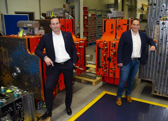 Geschäftsführer Mario Haidlmair und Key Account Manager Markus Sattler mit einigen der
bereits fertiggestellten Werkzeuge | Foto: Haidlmair