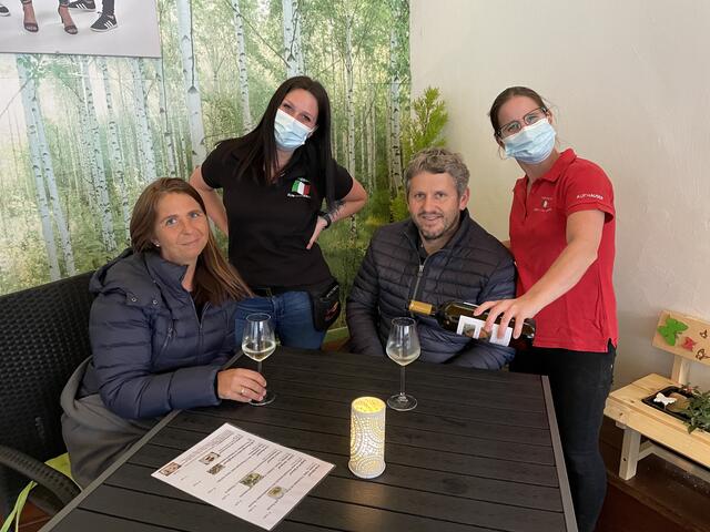 Jessica Schramml und Conny Kaiser durften gestern schon einige Gäste in der Pizzeria zum Italiener begrüßen. | Foto: RMK
