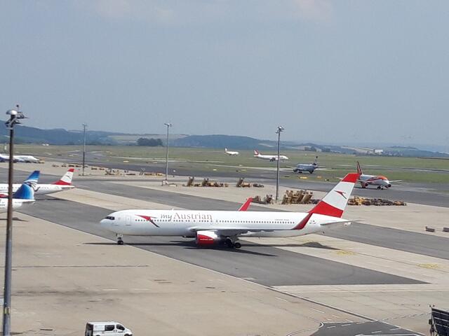 Die gute Nachricht: Wer fliegen will, soll jetzt noch schnell buchen. Und jetzt kommt die schlechte Nachricht: Die Ticketpreise steigen. Denn die wirtschaftliche Lage am Flughafen verschlechtert sich weiterhin