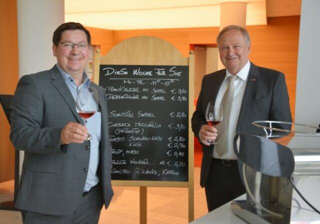 Prost auf den ersten Öffnungstag: Matthias Mirth, Obmann der Fachgruppe Gastronomie Burgenland und KommR Helmut Tury, Spartenobmann Tourismus und Freizeitwirtschaft  | Foto: WKB