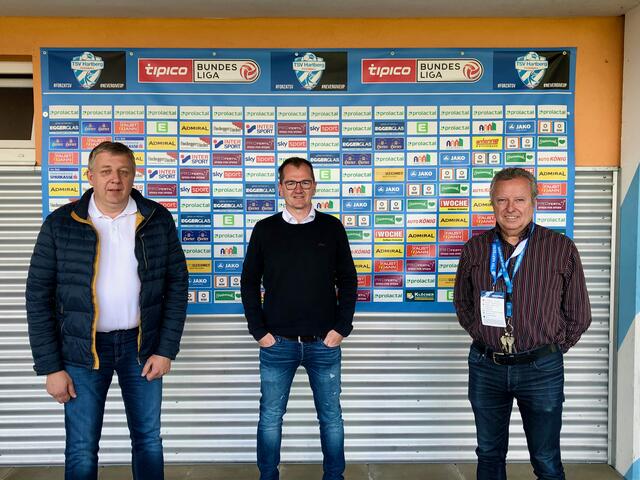 TSV Fußball-Obmann Erich Korherr (l.) und Juniors-Obmann Anton Winkler (r.) hießen Markus Karner in Hartberg willkommen. | Foto: KK