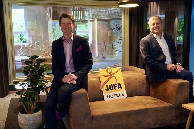Hendrik Beyer-Kuczka, Hoteldirektor in der Stadt Salzburg (li.) und Jufa-Gründer Gerhard Wendl (re.). | Foto: Julia Hettegger
