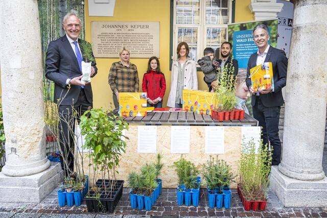 Zufrieden mit der Mappenausgabe: Finanzstadtrat Günter Riegler, GBG-Waldpädagogin Sarah Hackl, Kinderbürgermeisterin Lucia Havrillova, Ines Pamperl (Familienamt), Familienstadtrat Kurt Hohensinner. | Foto: Stadt Graz/Foto Fischer