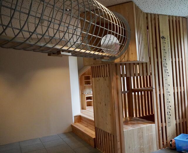 Ein zweistöckiger Indoor-Spielplatz wartet auf die Kinder in der Stadt Salzburg. | Foto: Julia Hettegger