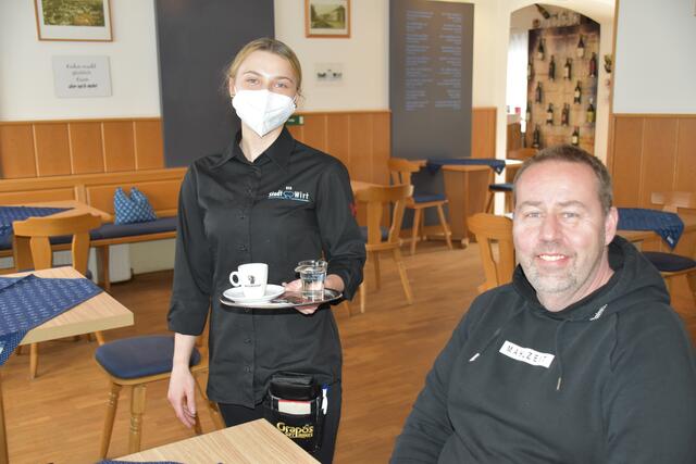 Mit einem Lächeln hinter der Maske servierte Nikita wieder einen Kaffee. | Foto: Michael Strini