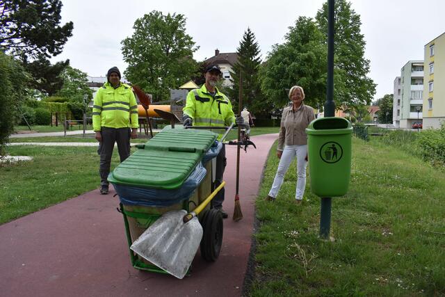 Ein sauberes Stadtgebiet zählt zu den wichtigsten Aufgaben der Mitarbeiter des Mattersburger Bauhofes. Bgm. Ingrid Salamon mit den beiden Straßenreinigern Deib Mousa und Michael Rehm. | Foto: Stadtgemeinde Mattersburg
