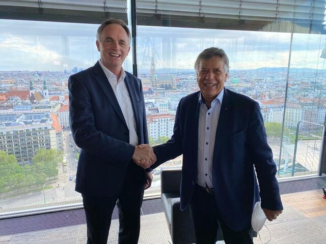 Händedruck zwischen Karl Schmidhofer und Peter Schröcksnadel. | Foto: Taucher