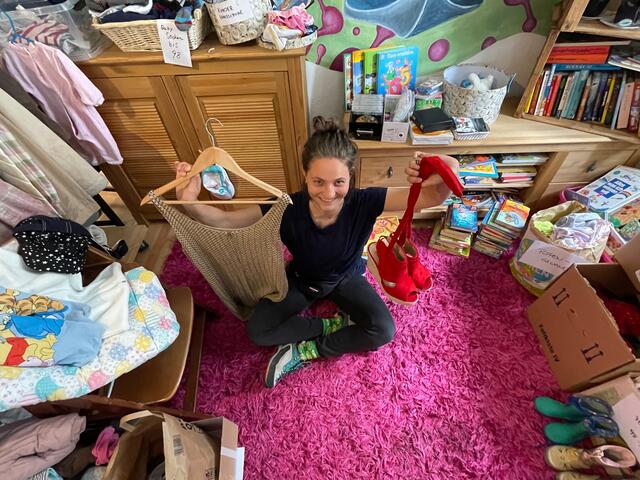 Laura Lobensommer im Kost-Nix-Laden in der Stadt Salzburg, wo man Dinge bringen und mitnehmen darf. "Wir waren immer der Meinung, es gibt genug - man muss es nur umverteilen." | Foto: sm