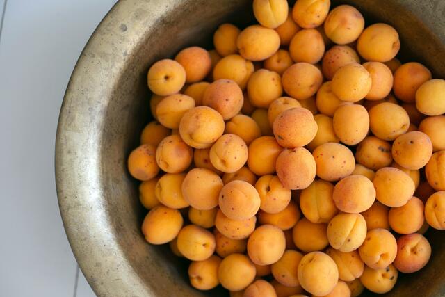 "Für einen Liter Marillenschnaps brauche ich bis zu 40 Kilogramm Marillen", erklärt Sebastian Schwaighofer. | Foto: Evie Fjord/Unsplash (Symbolfoto)