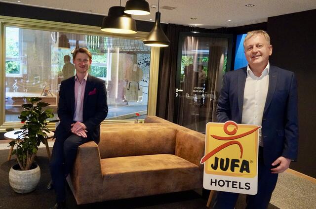 Hendrik Beyer-Kuczka, Hoteldirektor in der Stadt Salzburg (li.) und Jufa-Gründer Gerhard Wendl (re.). | Foto: Julia Hettegger