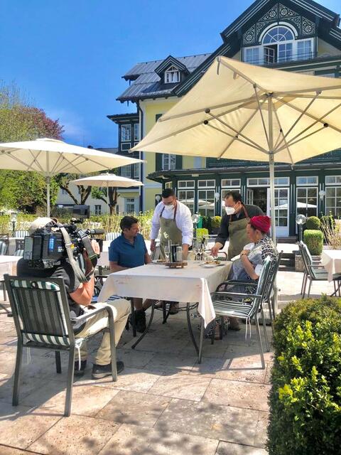 Die beiden Künstler Wolfgang „Fifi“ Pissecker und Tini Kainrath am Tisch. | Foto: WTG