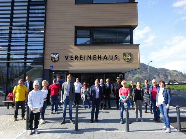Bgm. Manfred Gaßner und Vzbgm. Christoph Schett übergeben das Vereinehaus seiner Bestimmung unter den geltenden Corona-Regeln an die Vereine. | Foto: Gemeinde Kaprun/DAVID